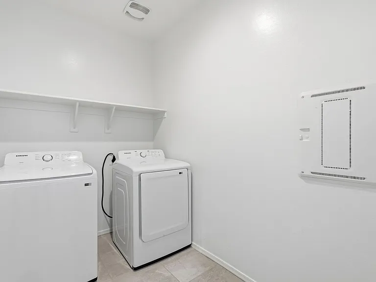 1575 E Fletcher Dr — Photo 29