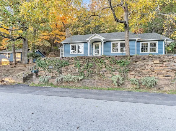 900 E Lighton Trl, Fayetteville, AR 72701