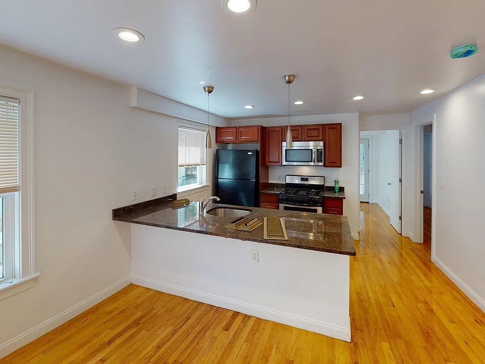 14 Iroquois St #1