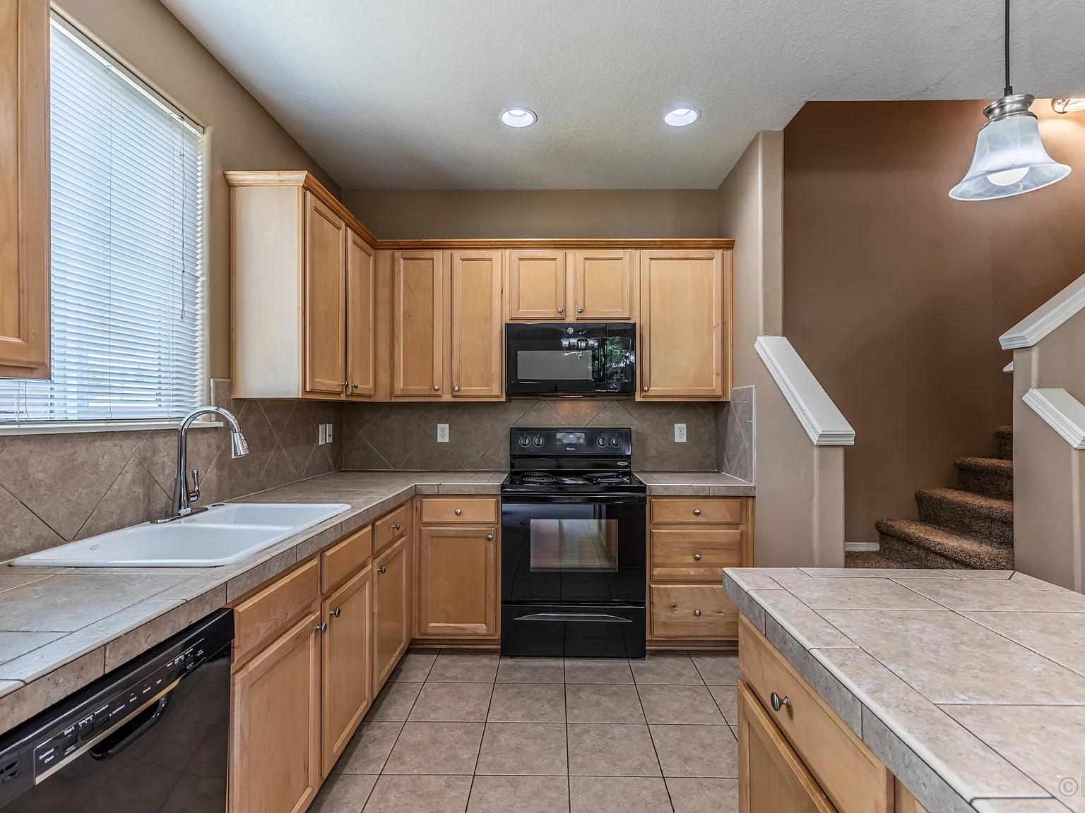 3 bed, 2.5 bath, 1660 sqft, $2,150 — Photo 4
