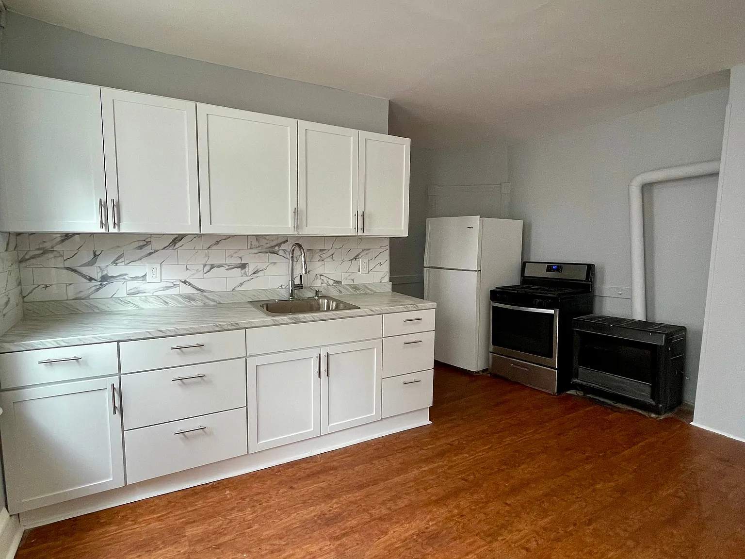 2 bed, 1.0 bath, 1200 sqft, $1,900 — Photo 3