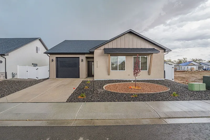 3 bed, 2.0 bath, 1437 sqft, $2,150 — Photo 2