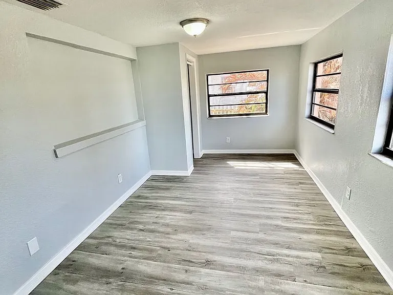 2554 Palm Dr NE — Photo 7