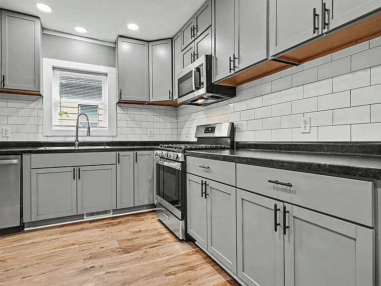 1219 E Madison St — Photo 3