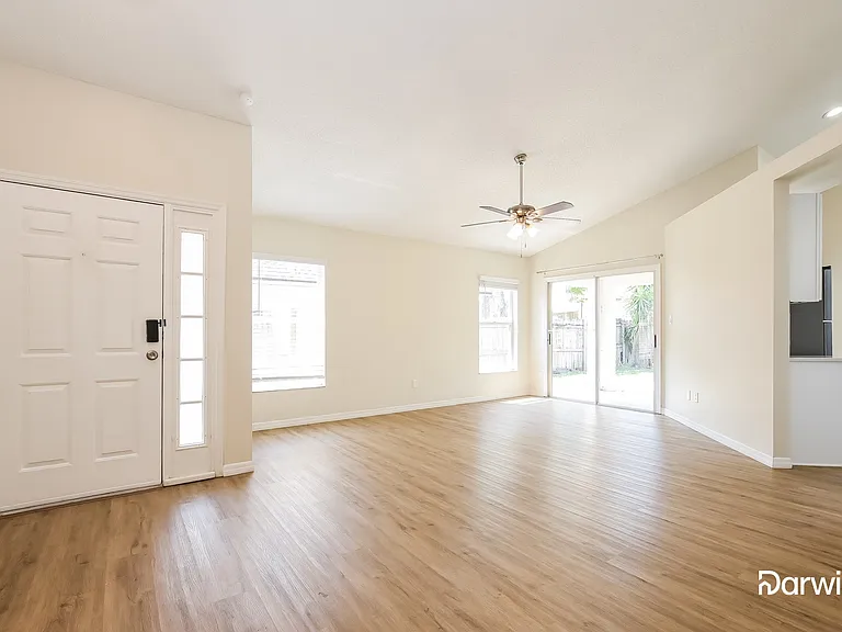 151 Lakebreeze Cir — Photo 3