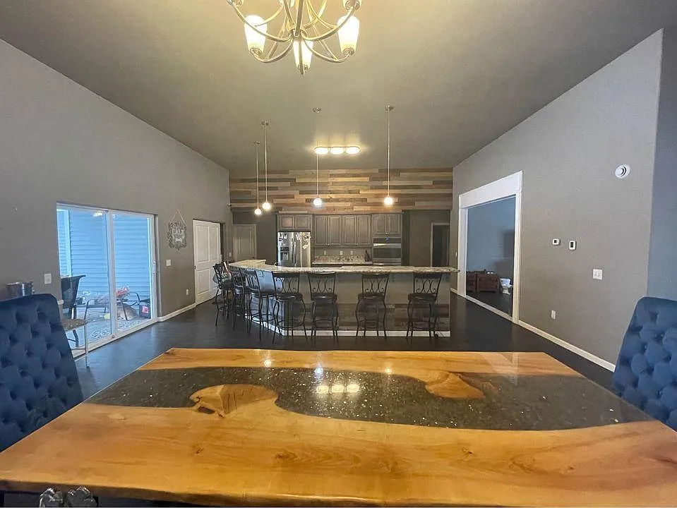 4 bed, 4000 sqft, $4,500 — Photo 2