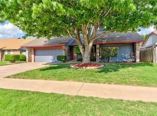 824 Lakecrest Dr, Moore, OK 73170
