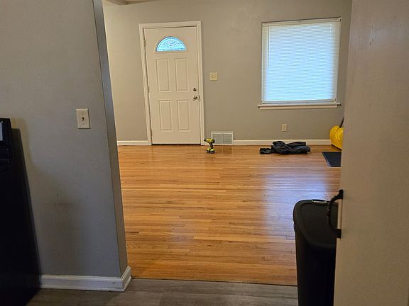 3rd image of 1630 W Columbia Ave