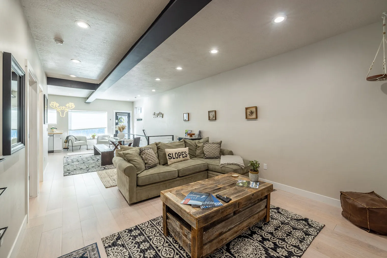 6 bed, 4.0 bath, 5155 sqft, $10,124 — Photo 2