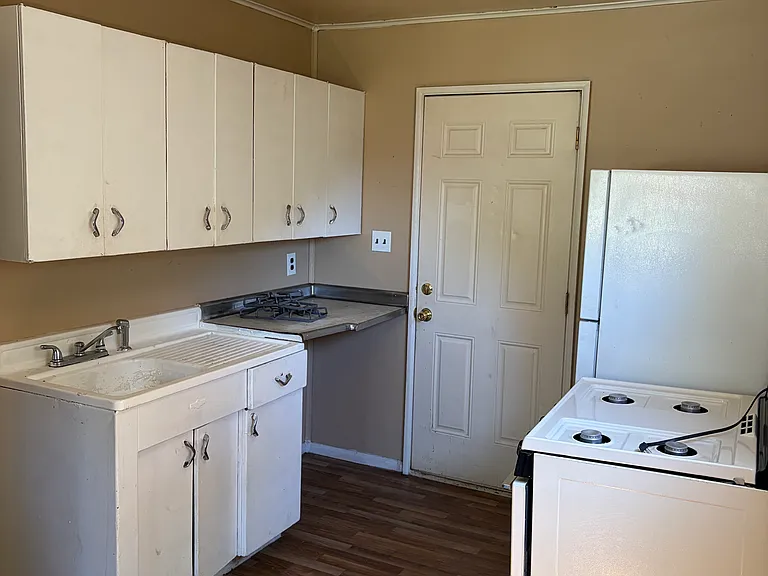2229 Warrick St — Photo 7
