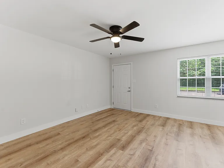 131 Overbrook Dr — Photo 3