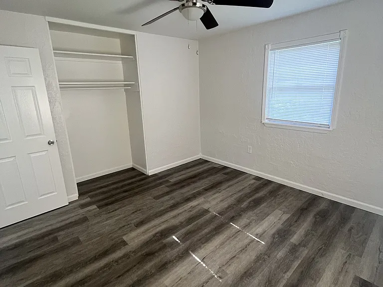2406 NW 4th St — Photo 15
