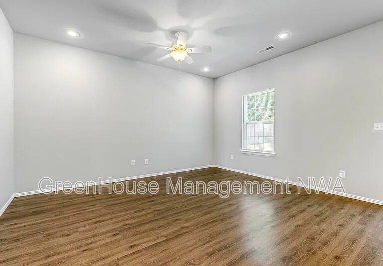 820 Baker St NW — Photo 4