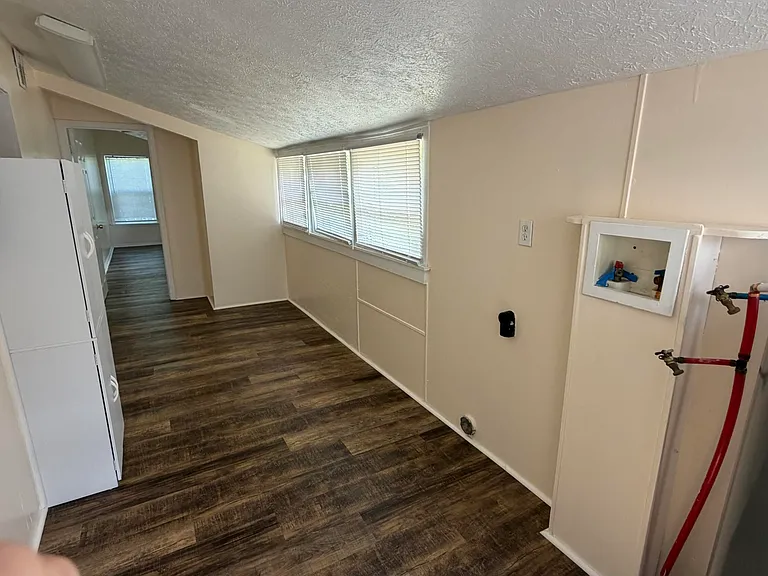 300 N James Ave — Photo 15
