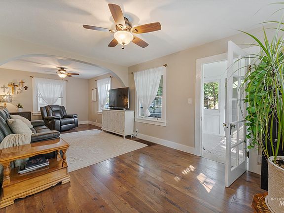 3rd image of 819 10th Ave S
