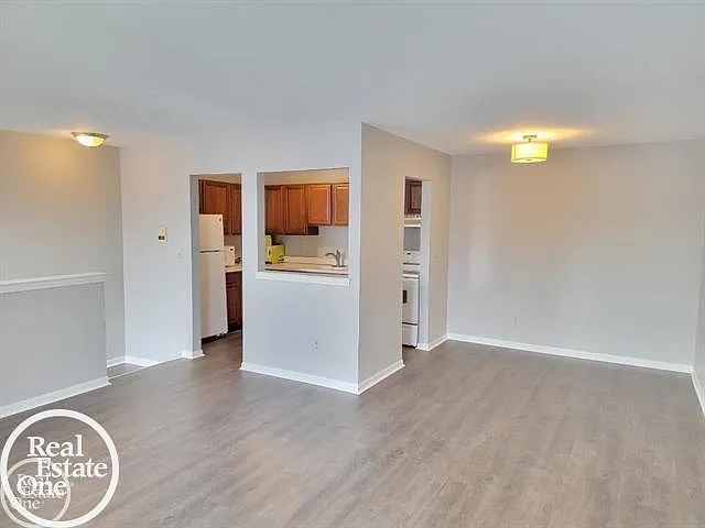 2 bed, 1.0 bath, 978 sqft, $1,350 — Photo 3