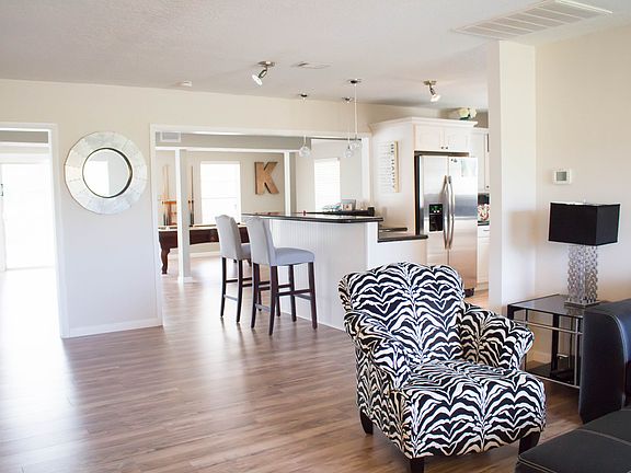 4th image of 802 SE Seahouse Dr