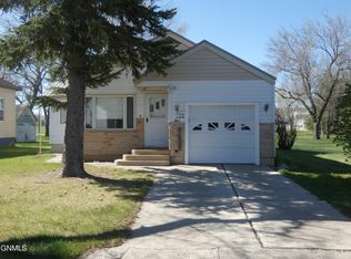 608 NE 2nd St, Strasburg, ND 58573
