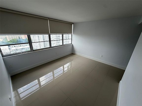 3rd image of 18011 Biscayne Blvd APT 1802