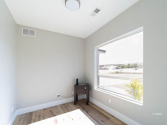 4th image of 904 N Tamarisk Dr
