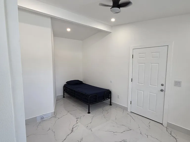 305 SE Airoso Blvd — Photo 21