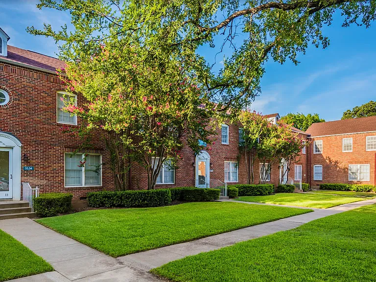 Crestwood Place Apartments — Photo 12