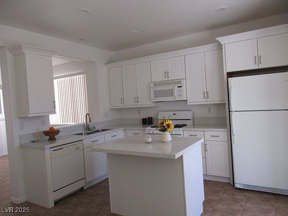 4th image of 3432 Mountain Park St
