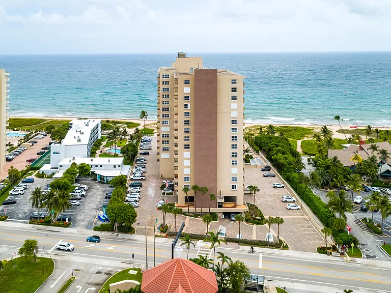 2000 S Ocean Blvd — Photo 33