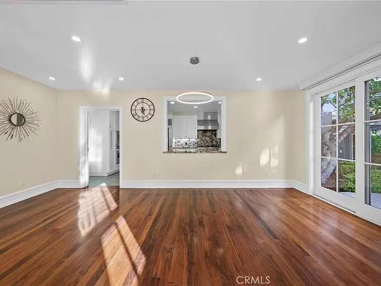 1049 Oak Grove Pl — Photo 32