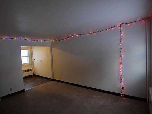 3rd image of 82 Dunbar Ave W