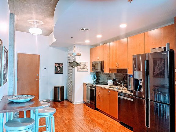 2nd image of 301 Demonbreun St Unit 817