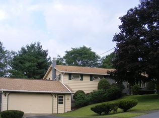 17 Roberts Dr, Troy, NY 12180