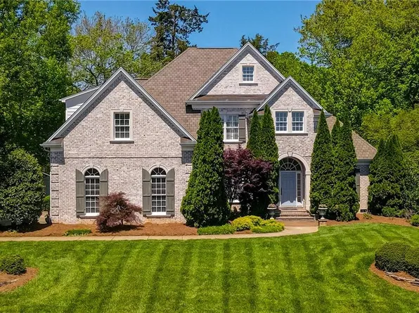 3670 Rosebriar Cir, Winston Salem, NC 27106
