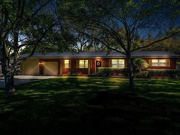 2nd image of 561 Bellaire Dr