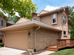 22140 River Ridge Trl, Farmington, MI 48335