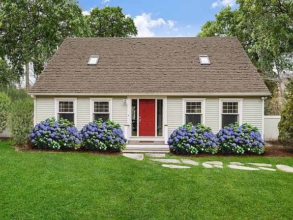 3rd image of 97 Wainscott Main St