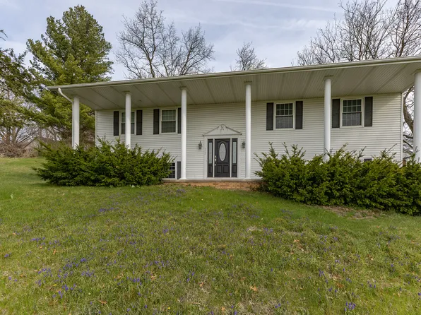 25 Oak Grove Rd, Geneseo, IL 61254