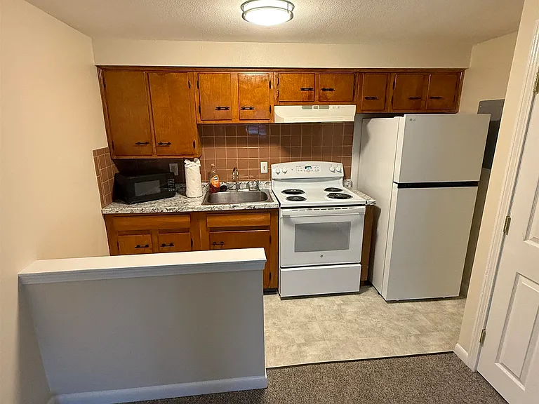 2 Grand Ave — Photo 2