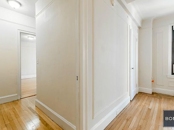 3rd image of 162 W 56th St APT 1106