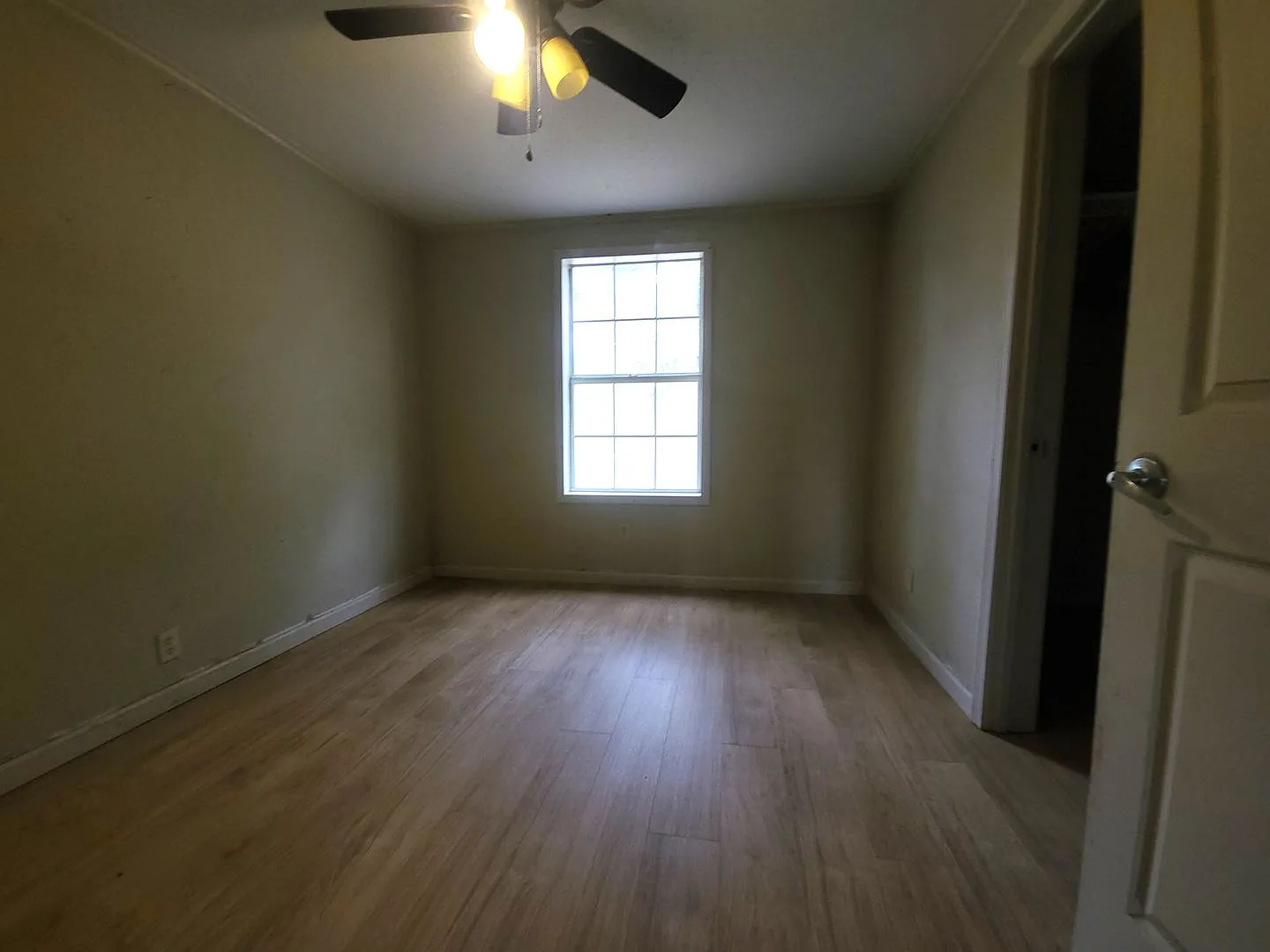Spacious 2/2 available NOW — Photo 3