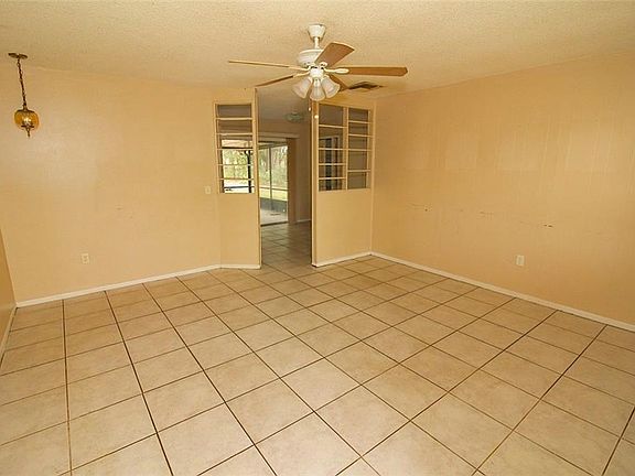 3rd image of 1422 Rolling Green Dr