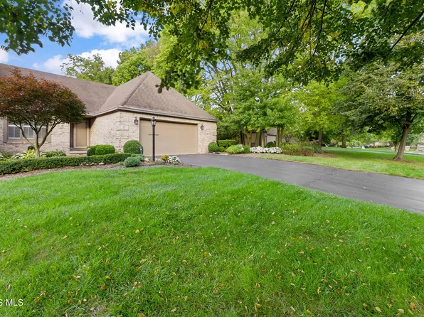 17 Walnut Creek Dr, Holland, OH 43528