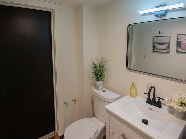 1528 Stepney St — Photo 11