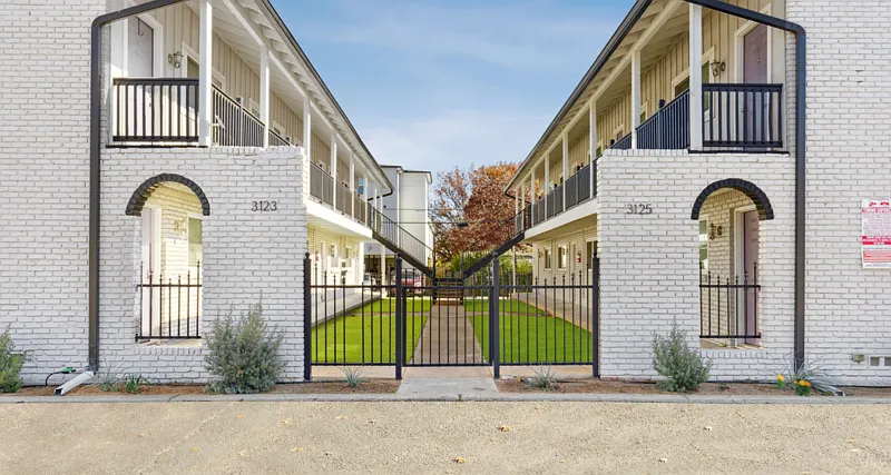 1 bed, 1.0 bath, 500 sqft, $1,300 — Photo 2