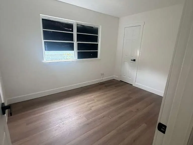 10209 Kelburn Dr — Photo 2