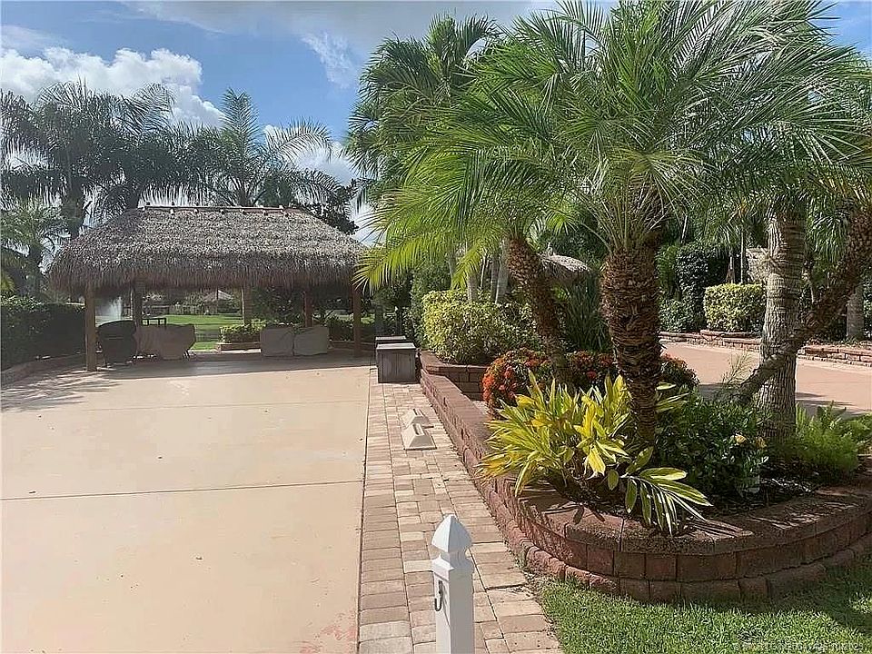 1st image of 389 NW Boundary Dr