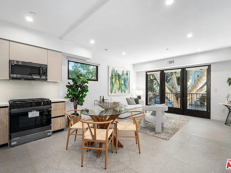 1016 N Martel Ave #Townhouse 108 — Photo 3