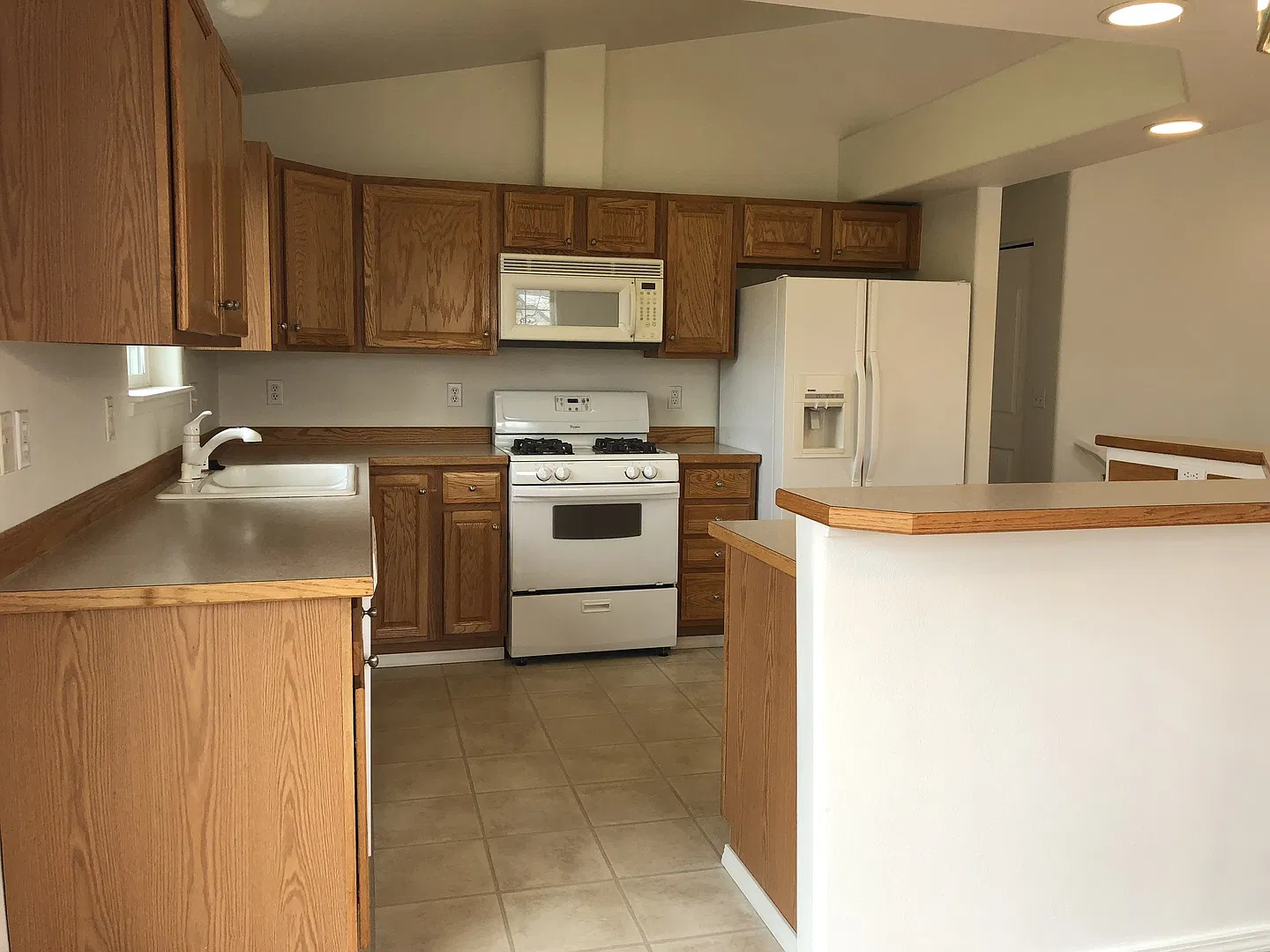 Fabulous 4BR, 3BA home with 2 car garage — Photo 2