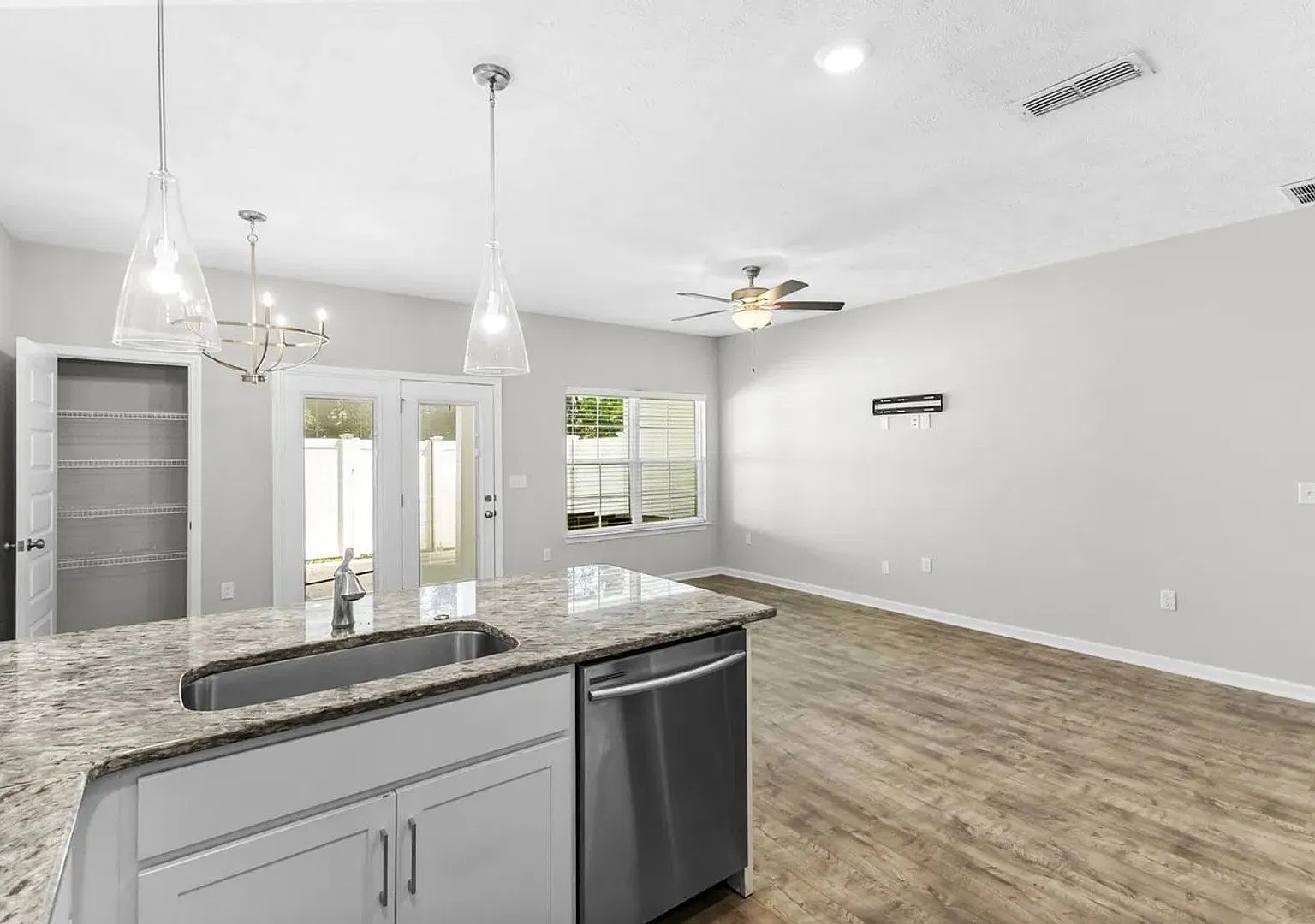 Beautiful 3 Bed, 2.5 Bath Townhouse in Murfreesboro! — Photo 3