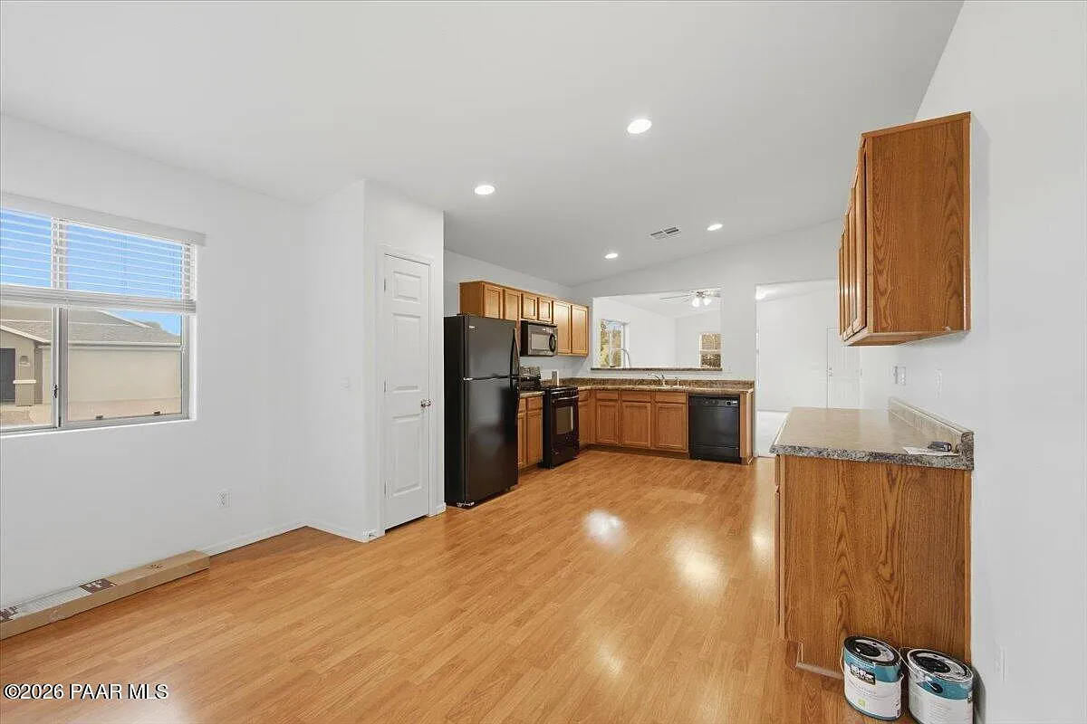 3 bed, 2.0 bath, 1415 sqft, $2,100 — Photo 2
